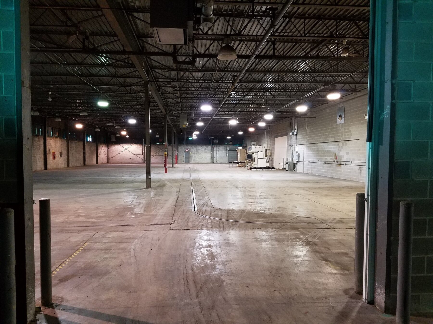 Warehouse interior with clear-span ceiling and column grid